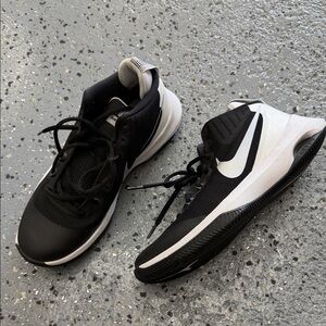 Nike Men's Black and White Athletic Shoes
